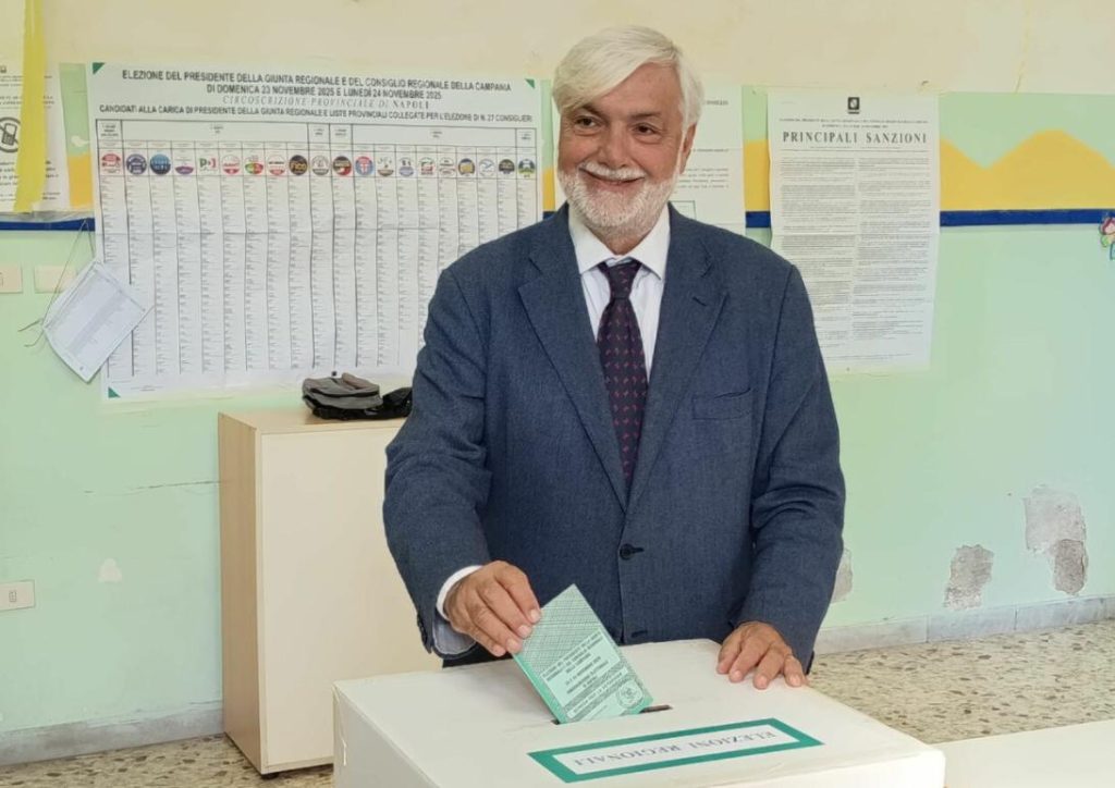 Il “rito dello scatto al seggio”: la tradizione ormai immancabile dei candidati e non davanti all’urna