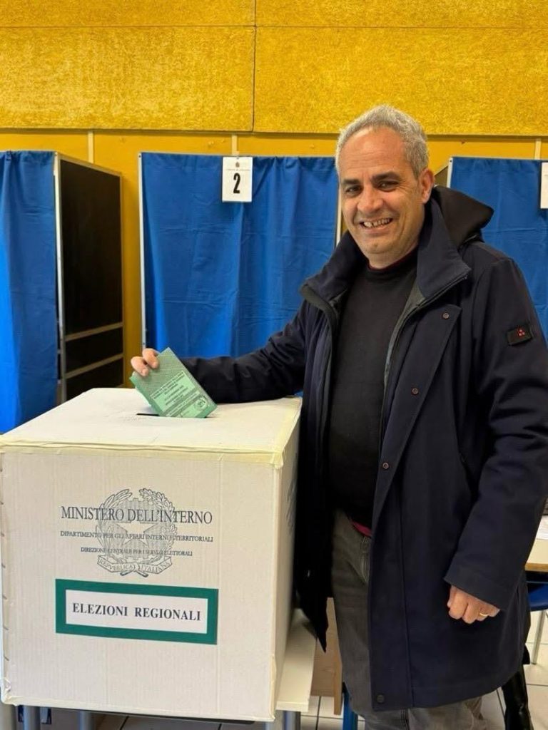 Il “rito dello scatto al seggio”: la tradizione ormai immancabile dei candidati e non davanti all’urna