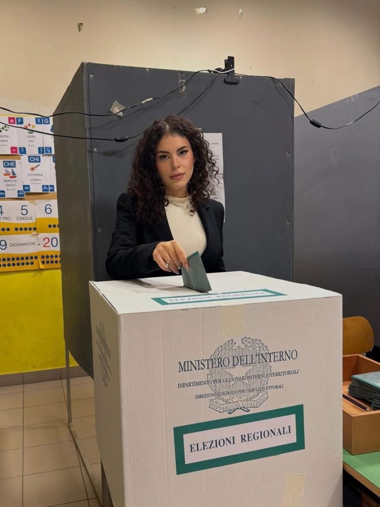 Il “rito dello scatto al seggio”: la tradizione ormai immancabile dei candidati e non davanti all’urna