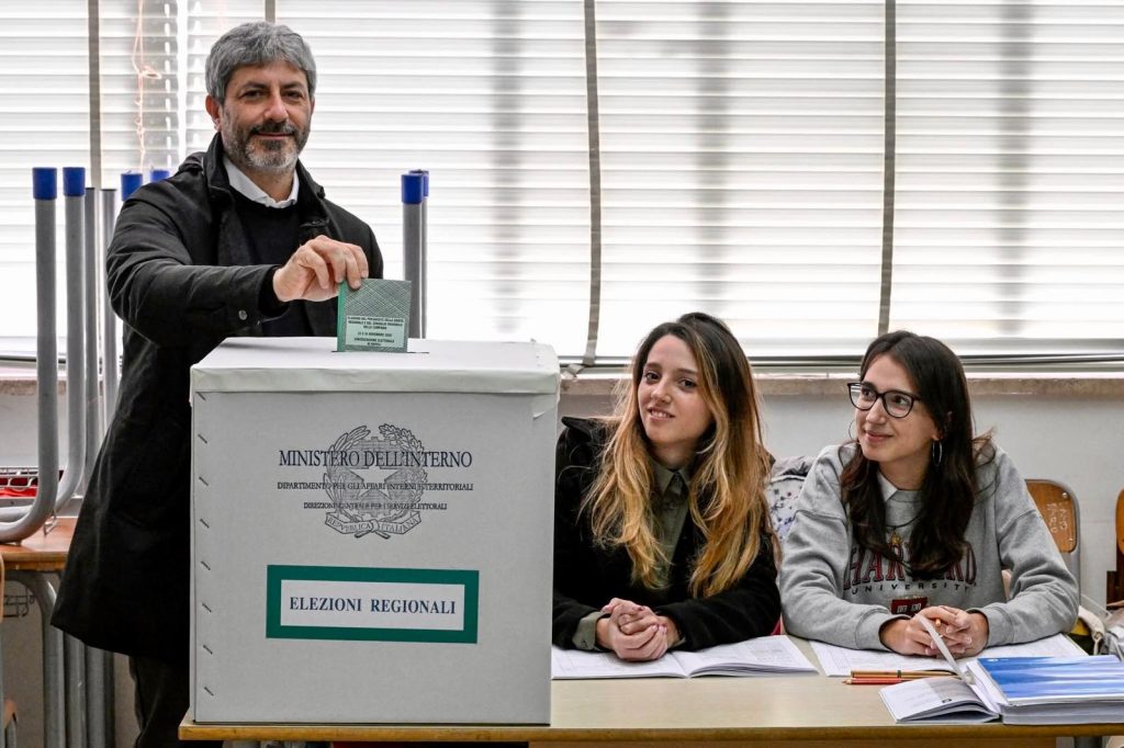 Il “rito dello scatto al seggio”: la tradizione ormai immancabile dei candidati e non davanti all’urna