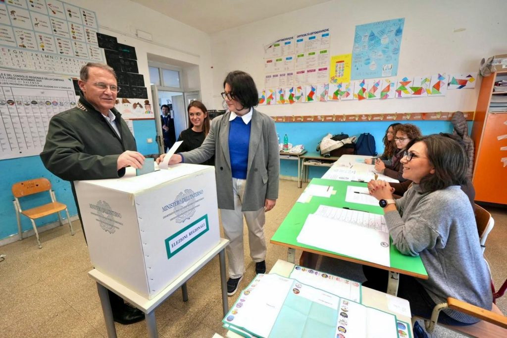 Il “rito dello scatto al seggio”: la tradizione ormai immancabile dei candidati e non davanti all’urna