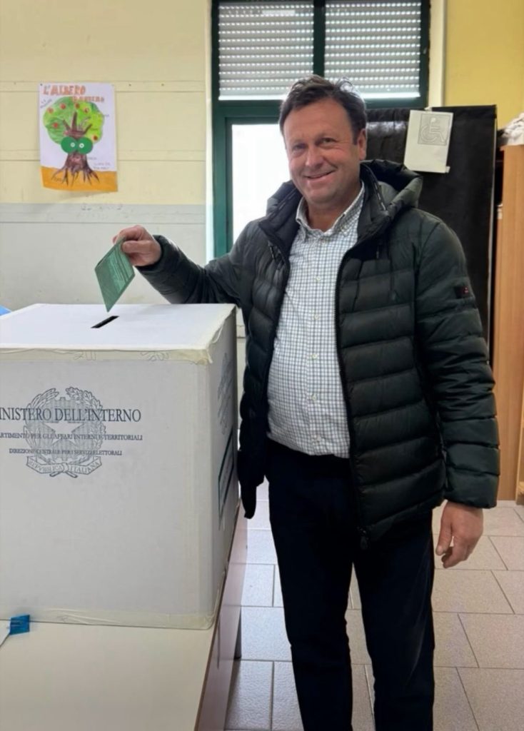 Il “rito dello scatto al seggio”: la tradizione ormai immancabile dei candidati e non davanti all’urna