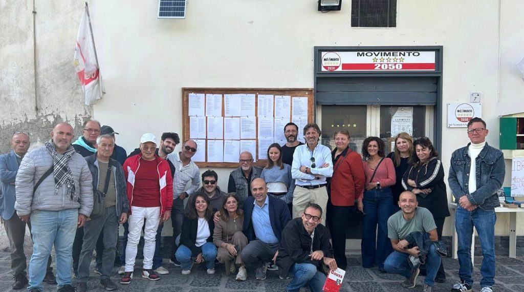 Il Movimento 5 Stelle Acerra inaugura una bacheca di poesie e una casetta del libro: “La cultura è la prima forma di legalità”