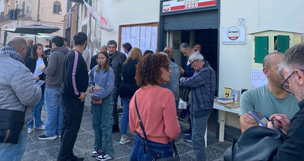 Il Movimento 5 Stelle Acerra inaugura una bacheca di poesie e una casetta del libro: “La cultura è la prima forma di legalità”