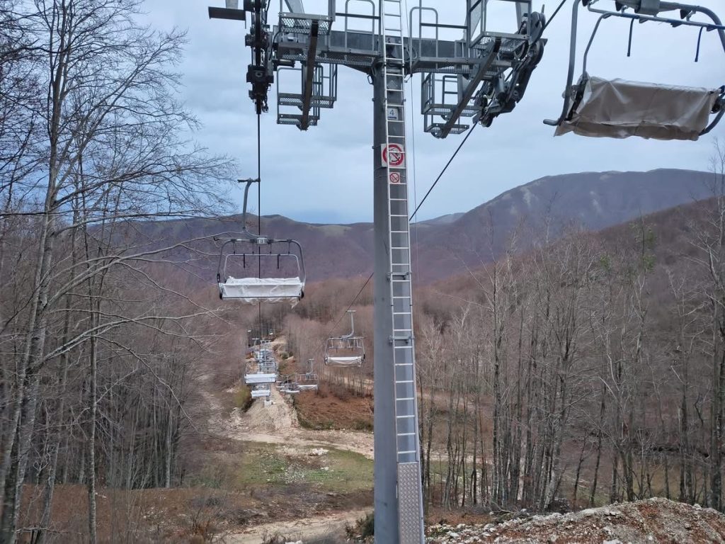 Laceno, installate le seggiole delle nuove seggiovie: la stazione sciistica si prepara al collaudo