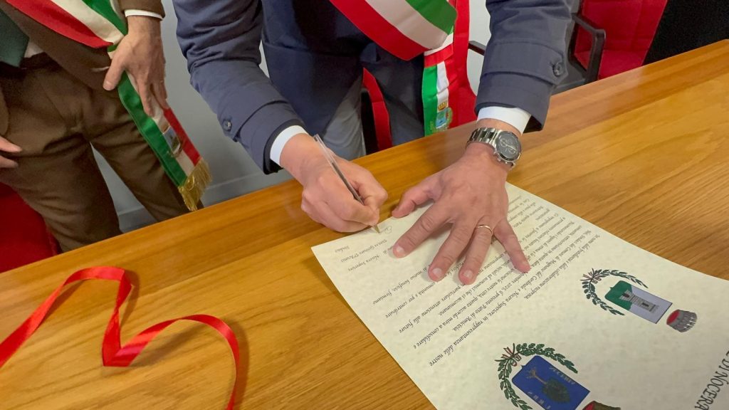A Mugnano del Cardinale il sindaco Gennaro D’Acunzi celebra il Patto di Amicizia: “Costruiamo ponti, non barriere”