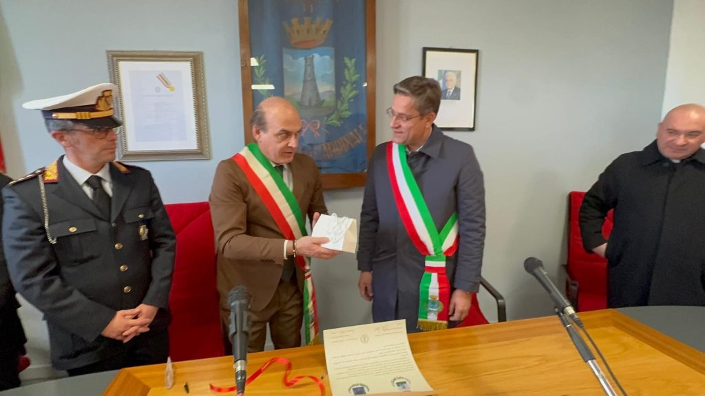 A Mugnano del Cardinale il sindaco Gennaro D’Acunzi celebra il Patto di Amicizia: “Costruiamo ponti, non barriere”