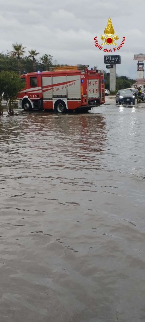 Maltempo nel Casertano, 25 interventi in poche ore: salvati due bimbi intrappolati nelle auto
