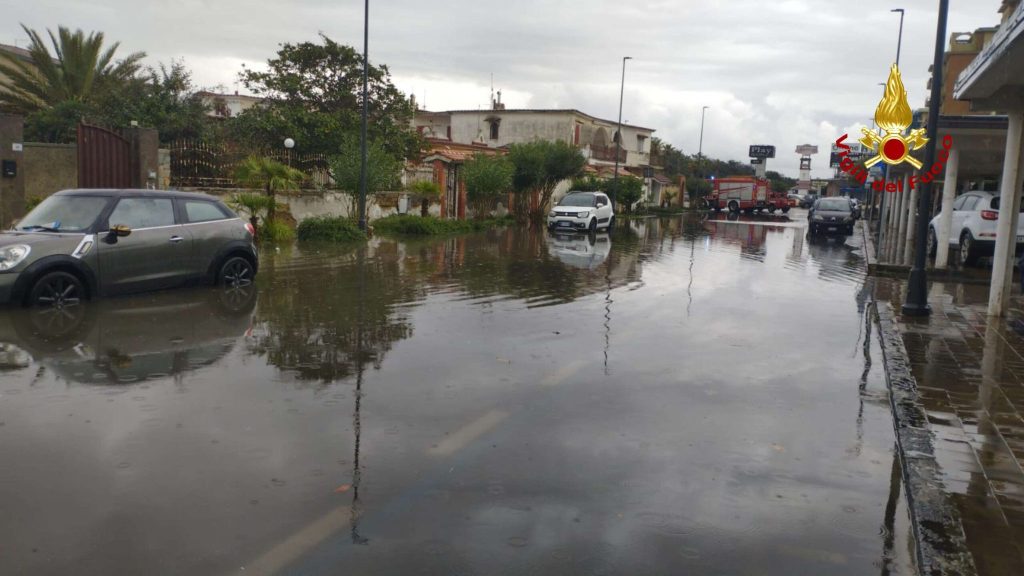 Maltempo nel Casertano, 25 interventi in poche ore: salvati due bimbi intrappolati nelle auto