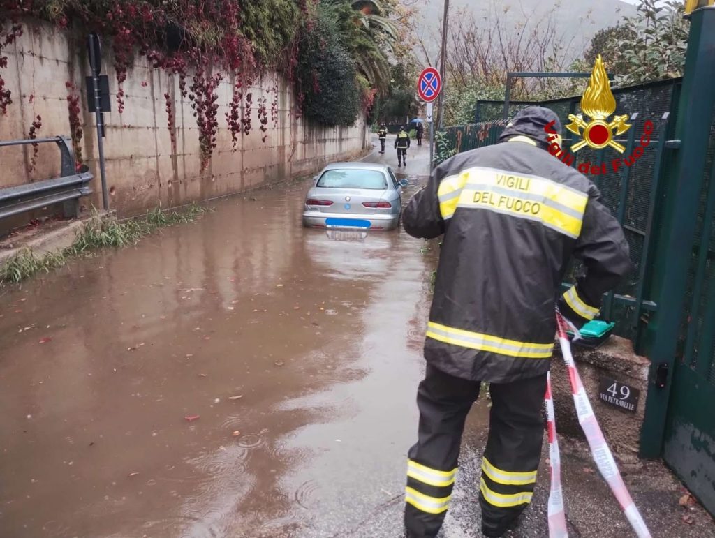 Maltempo nel Casertano, 25 interventi in poche ore: salvati due bimbi intrappolati nelle auto