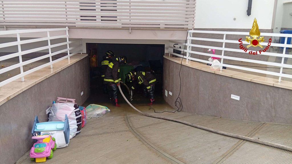 Maltempo nel Casertano, 25 interventi in poche ore: salvati due bimbi intrappolati nelle auto