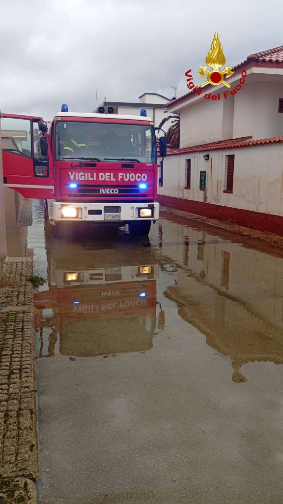 Maltempo nel Casertano, 25 interventi in poche ore: salvati due bimbi intrappolati nelle auto