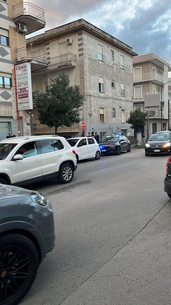 NOLA, via San Paolo Bel Sito, donna uccisa in casa: il fratello chiama il 112 e confessa. Indagini in corso