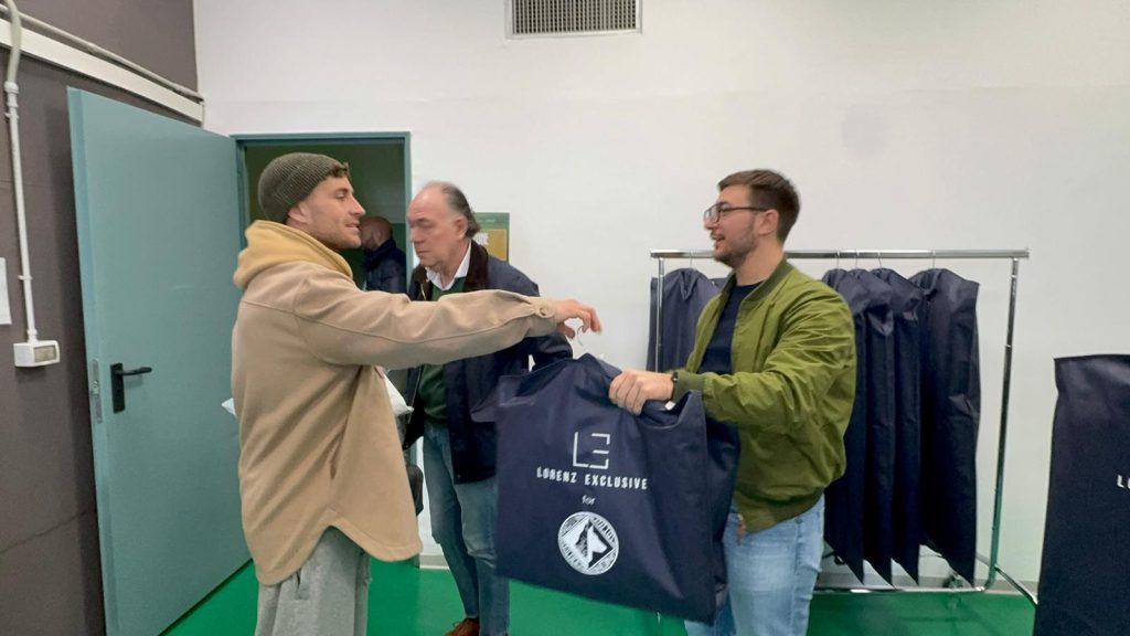 U.S. Avellino, svelata la nuova eleganza: consegnati gli abiti ufficiali 25 26(foto)