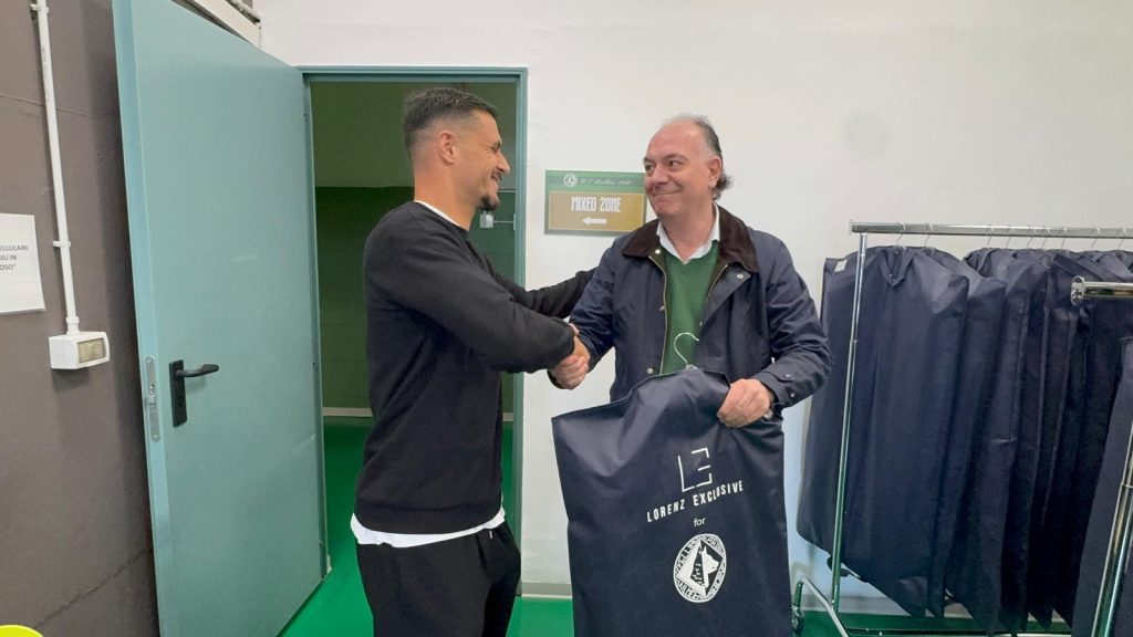 U.S. Avellino, svelata la nuova eleganza: consegnati gli abiti ufficiali 25 26(foto)