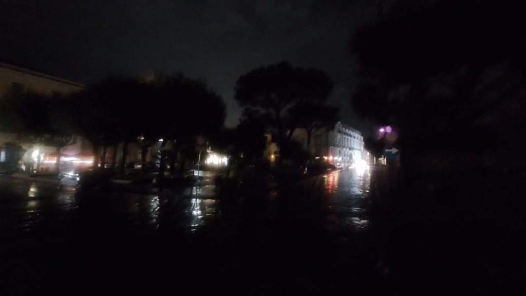 Nola, si apre una voragine in piazza Geremia Trinchese: chiusa via G. Bruno. Area al buio e traffico deviato