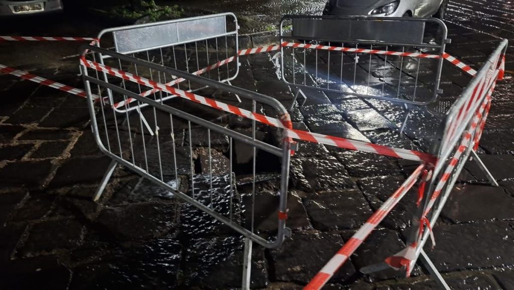 Nola, si apre una voragine in piazza Geremia Trinchese: chiusa via G. Bruno. Area al buio e traffico deviato