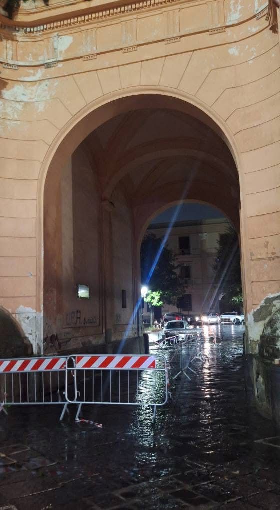 Nola, si apre una voragine in piazza Geremia Trinchese: chiusa via G. Bruno. Area al buio e traffico deviato