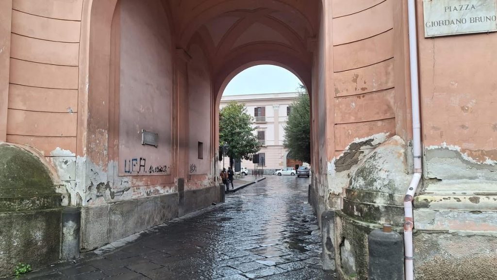 Nola, riaperta via Giordano Bruno dopo il cedimento: sistemata la voragine, viabilità ripristinata