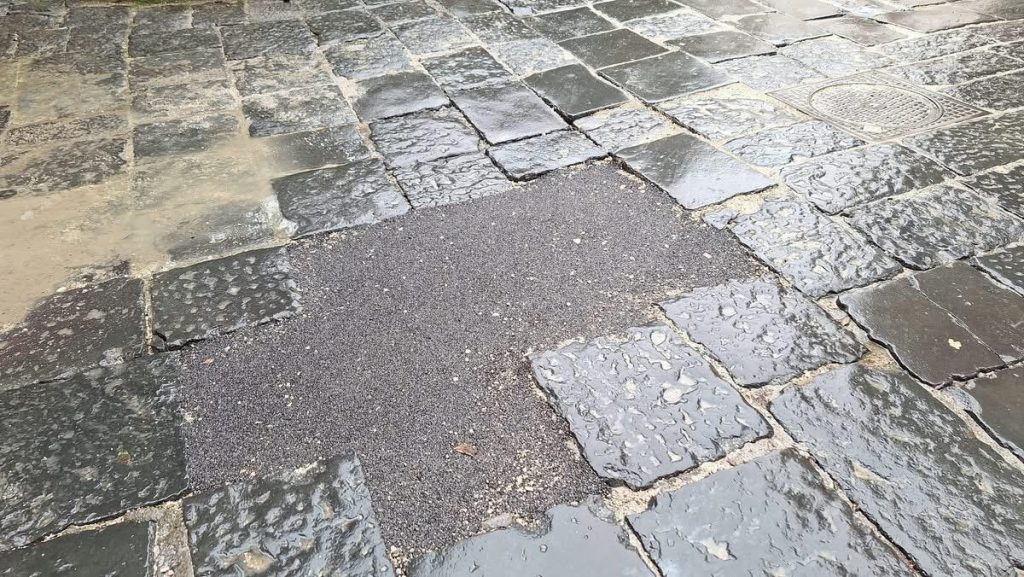 Nola, riaperta via Giordano Bruno dopo il cedimento: sistemata la voragine, viabilità ripristinata