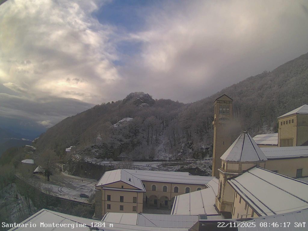 Montevergine si risveglia sotto la neve: prima vera imbiancata della stagione