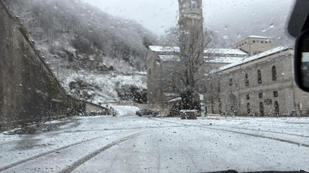 Montevergine si risveglia sotto la neve: prima vera imbiancata della stagione