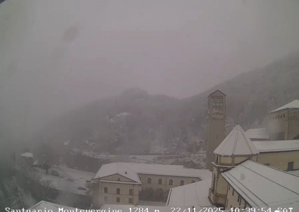 Montevergine si risveglia sotto la neve: prima vera imbiancata della stagione Montevergine si risveglia sotto la neve: prima vera imbiancata della stagione