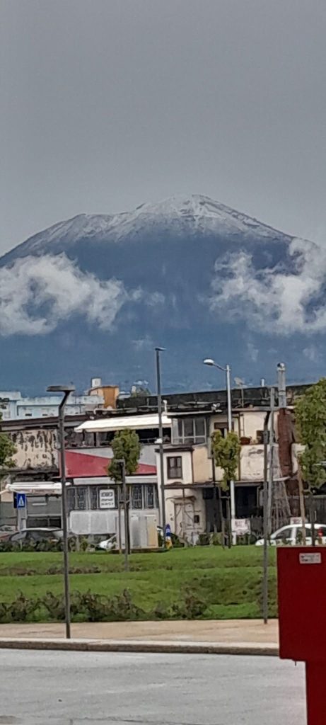 Meteo, il Vesuvio si tinge di bianco: prima neve della stagione sulle cime del Somma–Vesuvio