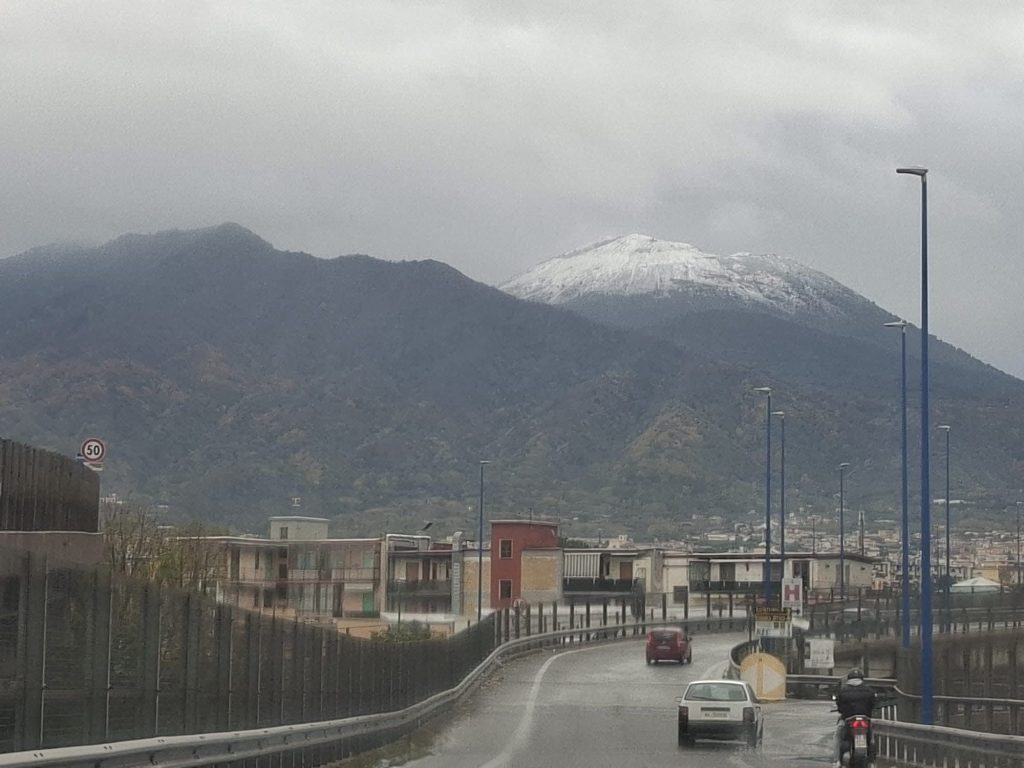 Meteo, il Vesuvio si tinge di bianco: prima neve della stagione sulle cime del Somma–Vesuvio