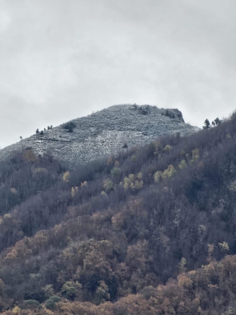 Meteo, il Vesuvio si tinge di bianco: prima neve della stagione sulle cime del Somma–Vesuvio