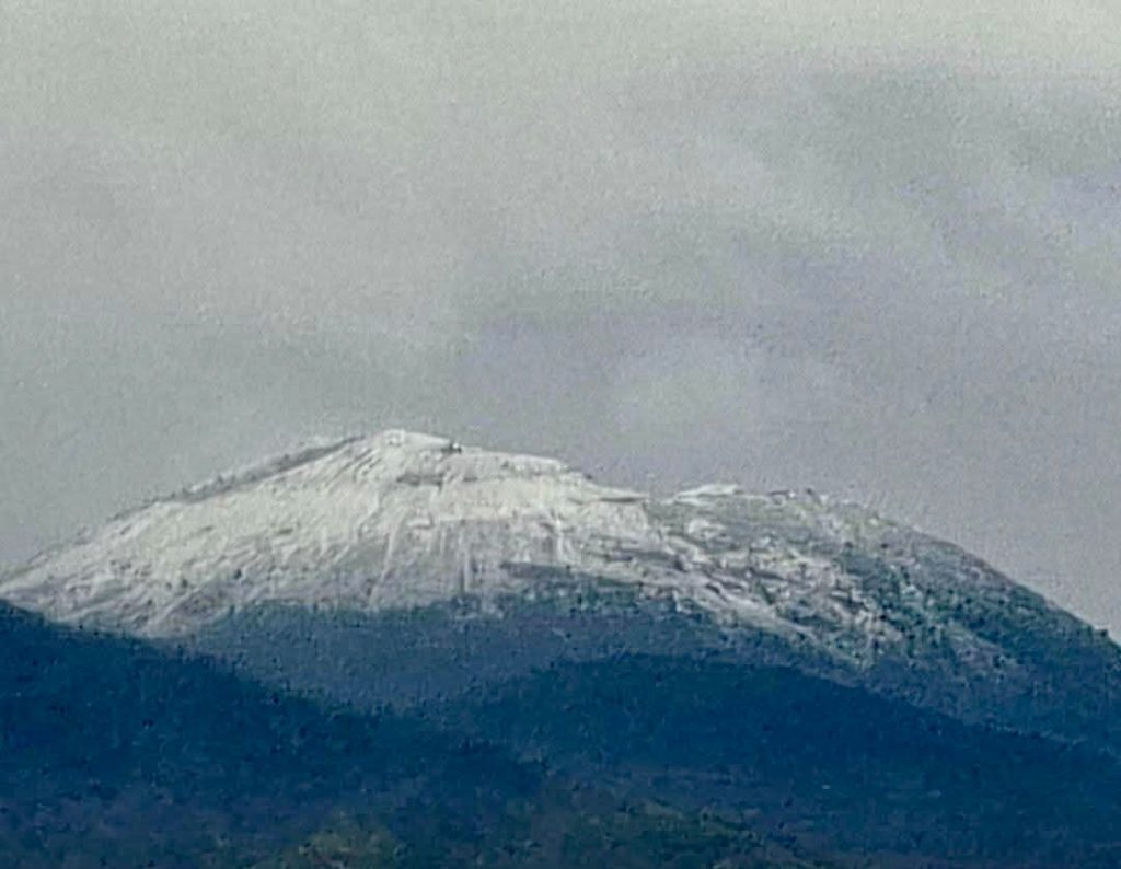 Meteo, il Vesuvio si tinge di bianco: prima neve della stagione sulle cime del Somma–Vesuvio