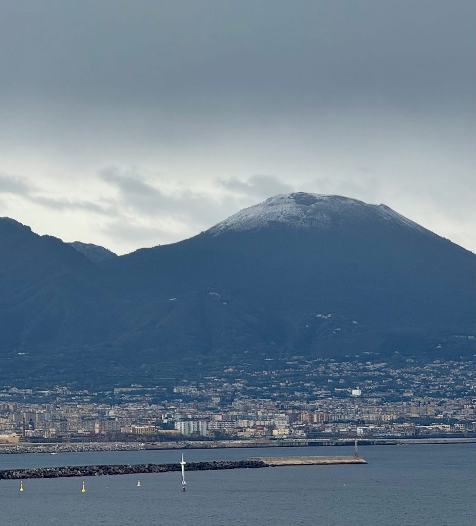Meteo, il Vesuvio si tinge di bianco: prima neve della stagione sulle cime del Somma–Vesuvio