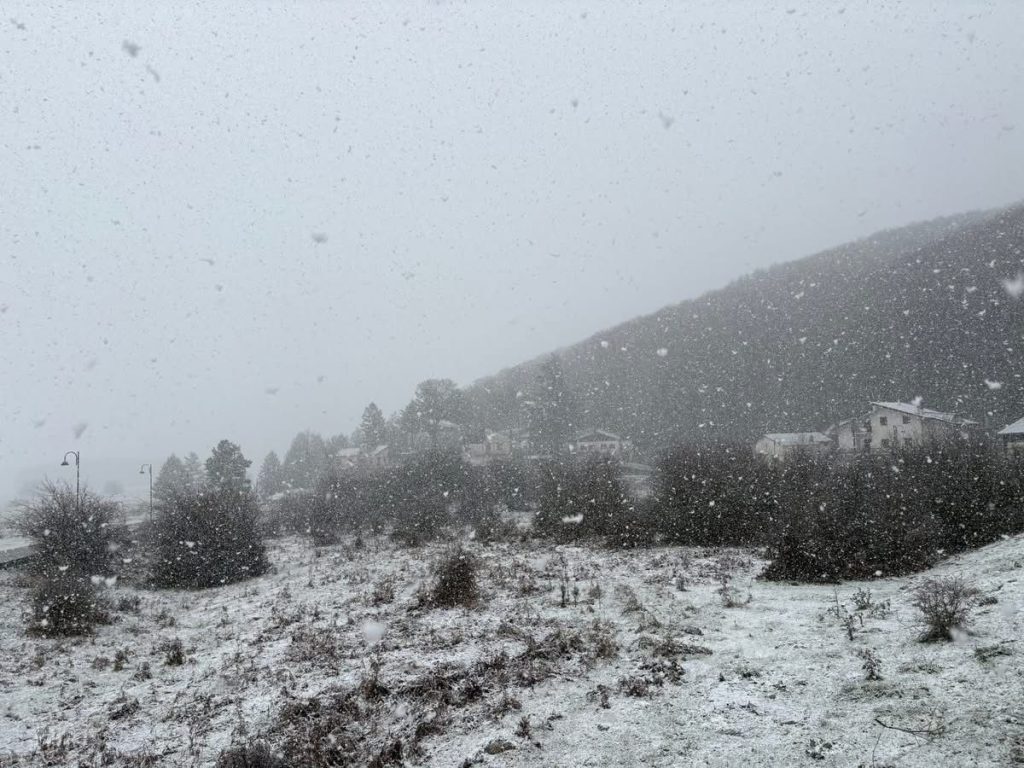 Laceno, l’inverno fa il suo ingresso: prima neve sull’altopiano e sui Monti Picentini(foto)