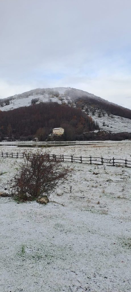 Laceno, l’inverno fa il suo ingresso: prima neve sull’altopiano e sui Monti Picentini(foto)