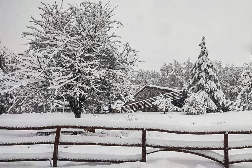 Prima neve a Sant’Angelo a Fasanella: le montagne si trasformano in un paesaggio da fiaba