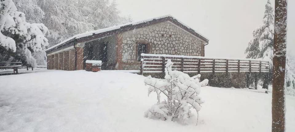 Prima neve a Sant’Angelo a Fasanella: le montagne si trasformano in un paesaggio da fiaba