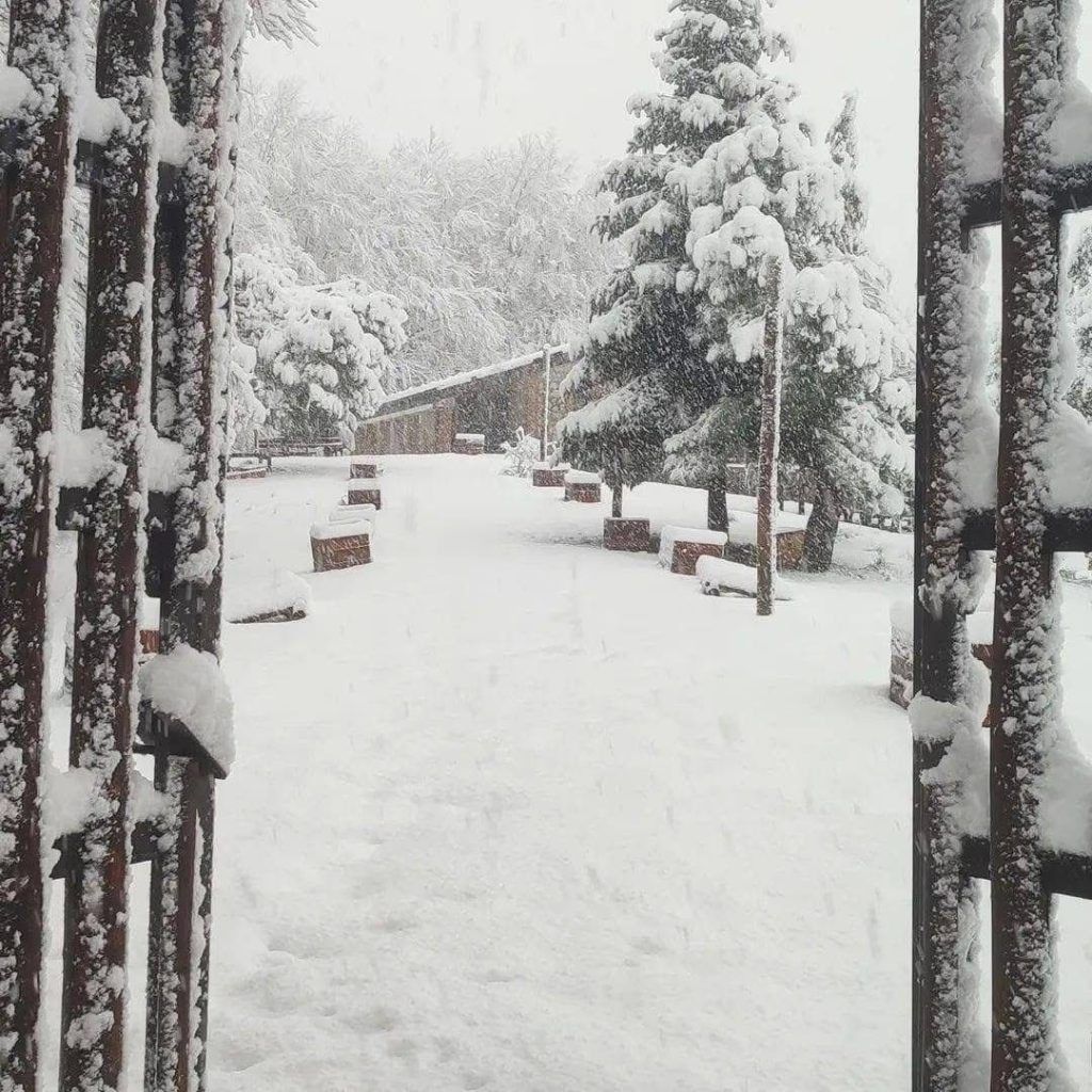 Prima neve a Sant’Angelo a Fasanella: le montagne si trasformano in un paesaggio da fiaba