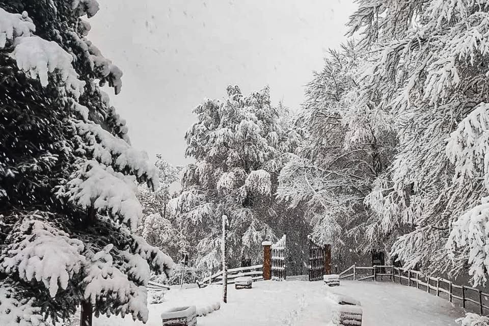 Prima neve a Sant’Angelo a Fasanella: le montagne si trasformano in un paesaggio da fiaba