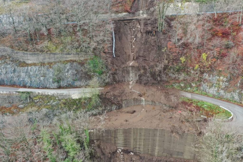 Montevergine, frana sulla provinciale: strada chiusa. Imponente colata di fango sulla carreggiata – LE IMMAGINI
