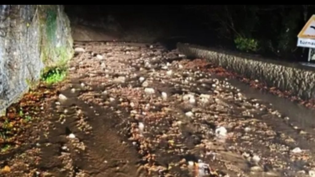 Montevergine, frana sulla provinciale: strada chiusa. Imponente colata di fango sulla carreggiata – LE IMMAGINI