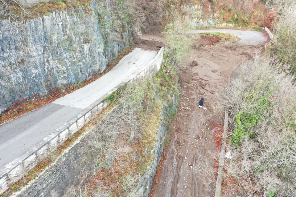 Montevergine, frana sulla provinciale: strada chiusa. Imponente colata di fango sulla carreggiata – LE IMMAGINI