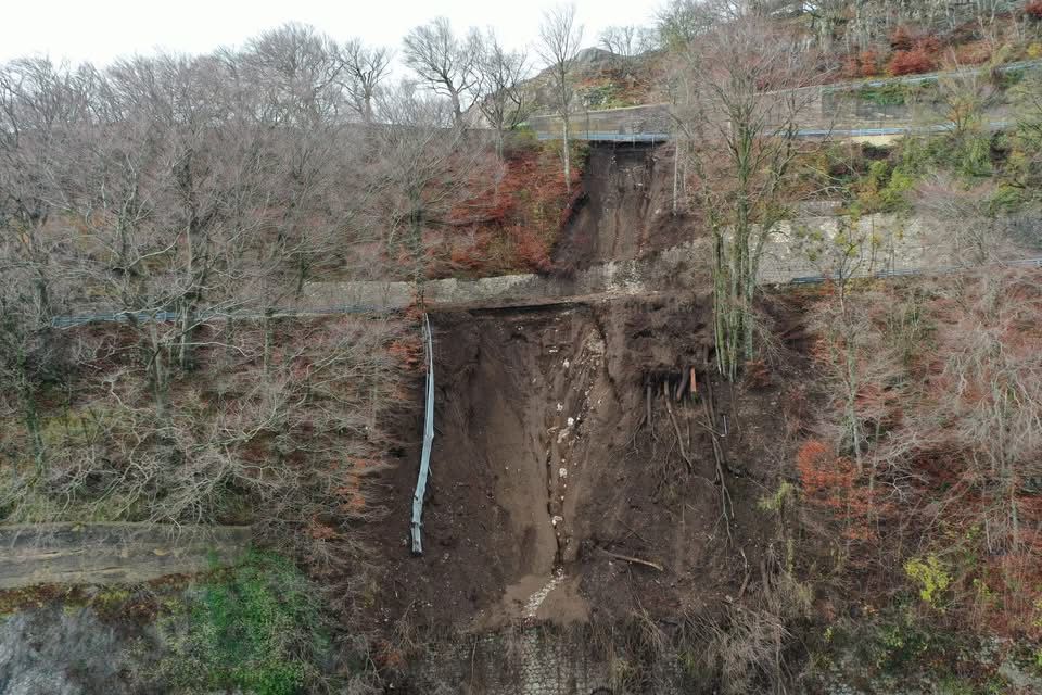 Montevergine, frana sulla provinciale: strada chiusa. Imponente colata di fango sulla carreggiata – LE IMMAGINI