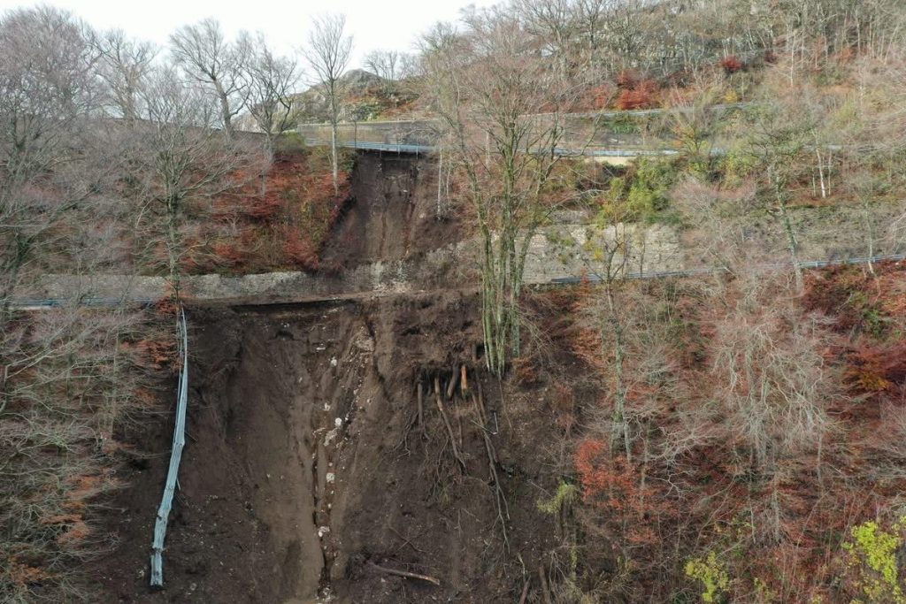 Montevergine, frana sulla provinciale: strada chiusa. Imponente colata di fango sulla carreggiata – LE IMMAGINI