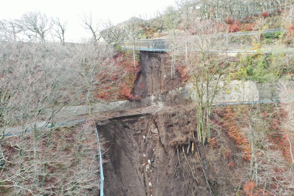 Montevergine, frana sulla provinciale: strada chiusa. Imponente colata di fango sulla carreggiata – LE IMMAGINI