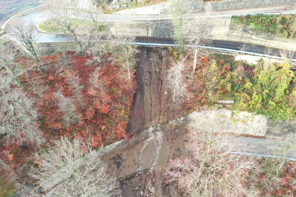 Montevergine, frana sulla provinciale: strada chiusa. Imponente colata di fango sulla carreggiata – LE IMMAGINI