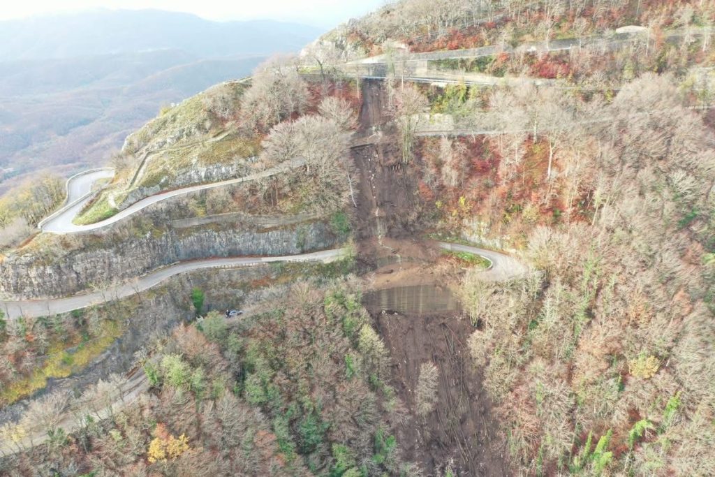 Montevergine, frana sulla provinciale: strada chiusa. Imponente colata di fango sulla carreggiata – LE IMMAGINI