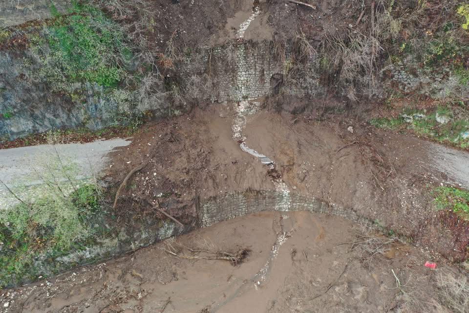 Montevergine, frana sulla provinciale: strada chiusa. Imponente colata di fango sulla carreggiata – LE IMMAGINI