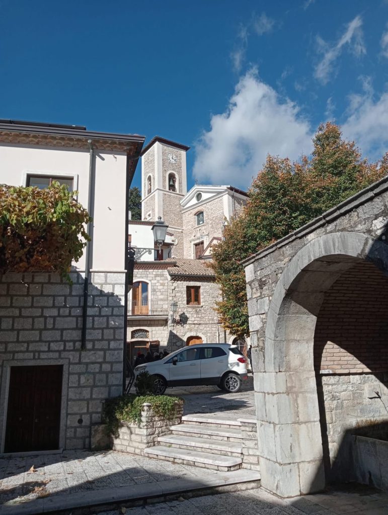 Irpinia Express, viaggio nel cuore dell’Alta Irpinia: la tappa di Rocca San Felice tra Mefite, storia e sapori