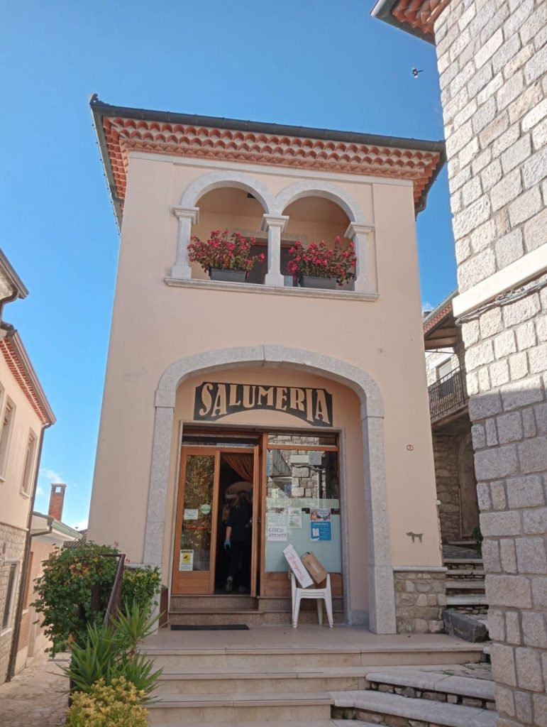 Irpinia Express, viaggio nel cuore dell’Alta Irpinia: la tappa di Rocca San Felice tra Mefite, storia e sapori