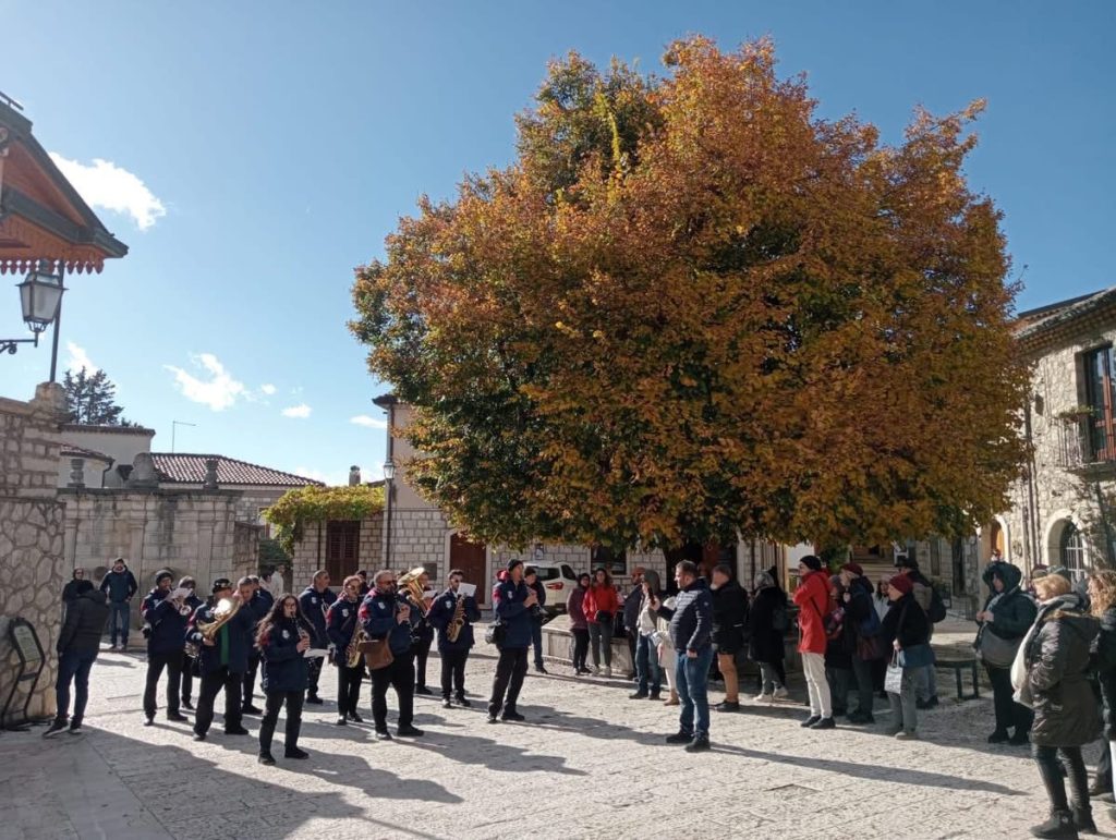 Irpinia Express, viaggio nel cuore dell’Alta Irpinia: la tappa di Rocca San Felice tra Mefite, storia e sapori